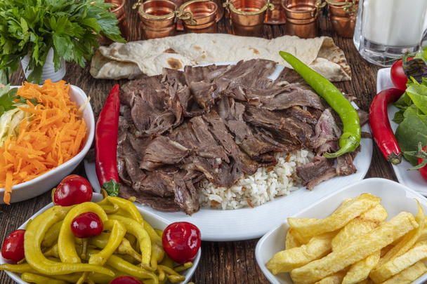 Tradiční turecký Doner Kebab, shawarma nebo gyros s pitou a rýží. Turecké, řecké nebo středovýchodní styl doner kebab jídlo na dřevěném stole pozadí. - Fotografie, Obrázek