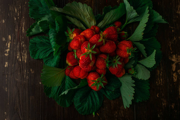 ripe red strawberries are a healthy food summer - Foto, Bild