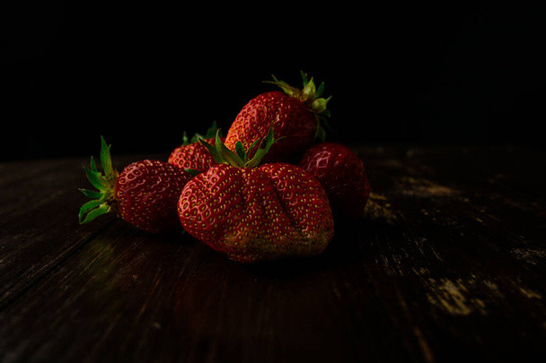 ripe red strawberries are a healthy food summer - Foto, Bild