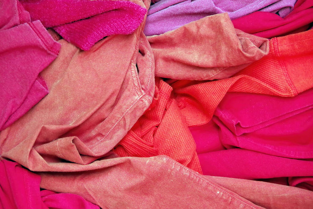 Close-up pełny widok ramki stosu ubrań w różnych odcieniach czerwieni - Zdjęcie, obraz