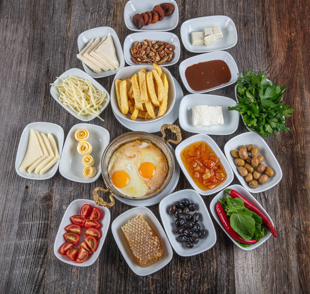 Délicieux petit déjeuner traditionnel turc. Petit déjeuner sur la table en bois gris, vue sur le dessus. - Photo, image