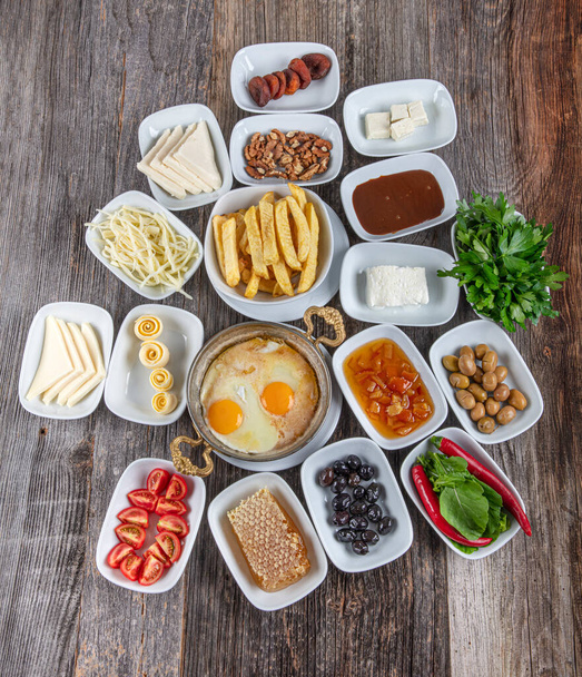 Delicioso pequeno-almoço turco tradicional. Café da manhã na mesa de madeira cinza, vista superior
. - Foto, Imagem