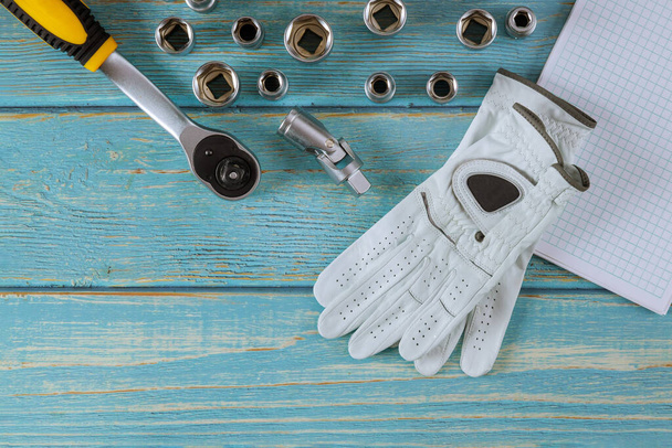 Herramientas de guantes de protección de cuero de trabajo conjunto llaves de la mecánica del coche herramienta equipada mecánico auto
 - Foto, imagen