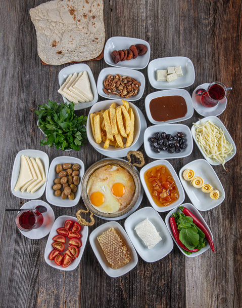 おいしい伝統的なトルコ式朝食。灰色の木製のテーブルの朝食、トップビュー. - 写真・画像