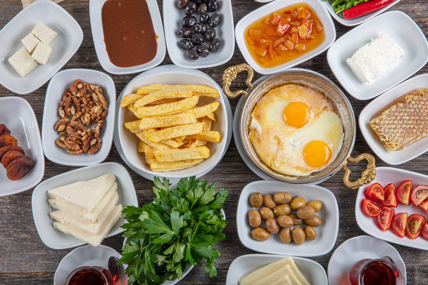 Delicioso pequeno-almoço turco tradicional. Café da manhã na mesa de madeira cinza, vista superior
. - Foto, Imagem