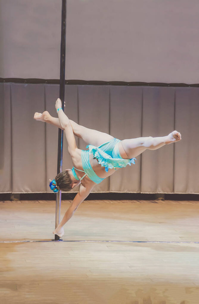 Fille en costume bleu sur le championnat de pole dance - Photo, image