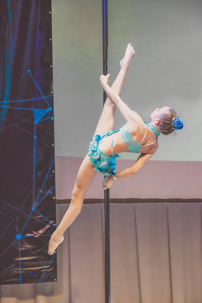 Klein meisje op kampioenschap op pole dance kunst - Foto, afbeelding
