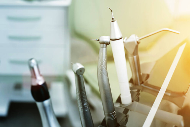 Tandheelkundige boren en gereedschappen in het kantoor van de tandarts, tandheelkundige zorg. Getooid - Foto, afbeelding