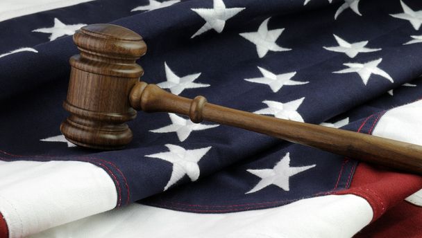 Martelo de juízes e bandeira americana
 - Foto, Imagem