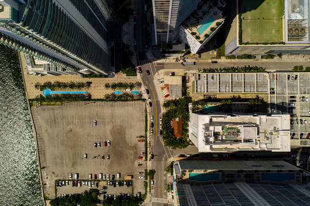Luftbild freier Parkplatz am Brickell Bay Drive Miami FL - Foto, Bild