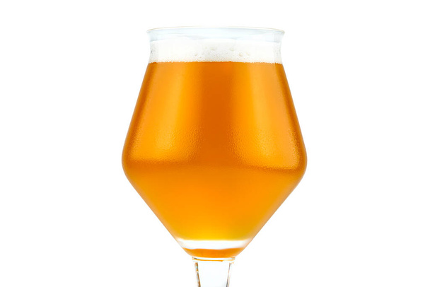 Холодное пиво в стакане для дегустации Тэку, наполненном пеной, капли воды на стекле, изолированные на белом фоне с вырезающей дорожкой
. - Фото, изображение