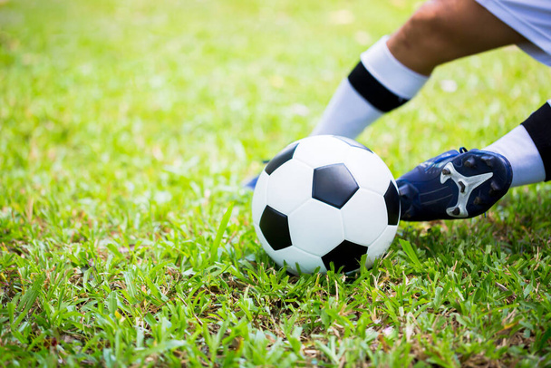 Fußballer steuern, um Ball auf grünem Gras zum Tor zu schießen. Fußballspieler beim Training für das Spiel. Fußballer in der Fußballakademie. - Foto, Bild