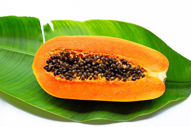 Słodka dojrzała papaja na tropikalnych liściach bananów.  - Zdjęcie, obraz