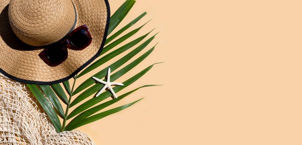 Sommermütze mit Sonnenbrille auf braunem Hintergrund. Genießen Sie Urlaub Konzept. Kopierraum - Foto, Bild