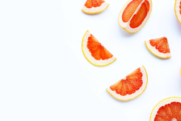 Hohes Vitamin C. Saftige Grapefruit auf weißem Hintergrund. - Foto, Bild