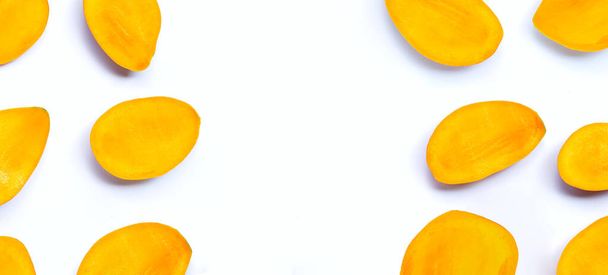 Τροπικά φρούτα, φέτες μάνγκο σε λευκό φόντο. Αντιγραφή χώρου - Φωτογραφία, εικόνα