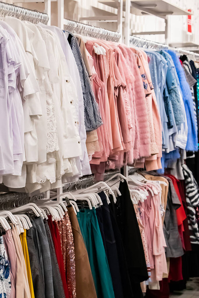ショッピングセンターでファッショナブルな服の販売。選択的焦点 - 写真・画像