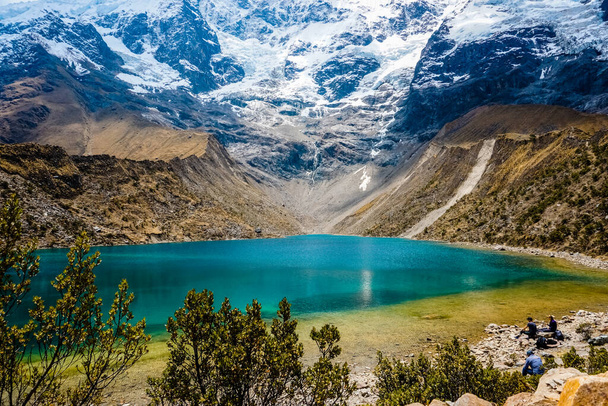 Humantay Gölü, Cusco, Peru. Zümrüt renkli göl. And Dağları karlı. - Fotoğraf, Görsel