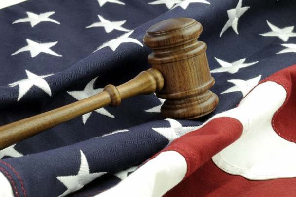 Martillo de jueces y bandera americana
 - Foto, Imagen