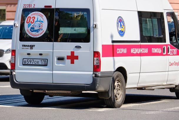Russie, Saint-Pétersbourg - 09 juin 2020 : Ambulance sur la route en été de l'arrière. - Photo, image