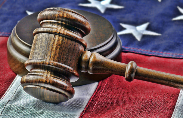 дерев'яні суддя молотка і американський прапор - Фото, зображення