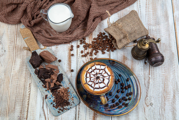 Arte latte sobre mesa de madera. una taza de café, arte capuchino, capuchino
. - Foto, Imagen