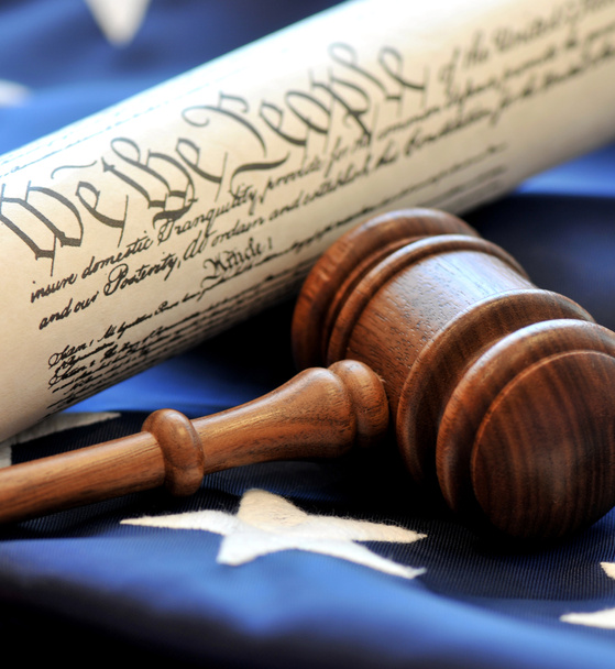 Close-up van hamer met Grondwet en vlag op achtergrond - Foto, afbeelding