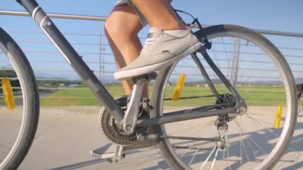 Nah dran: Aktiver junger Mann pendelt an sonnigen Sommertagen mit dem Fahrrad zur Arbeit - Filmmaterial, Video