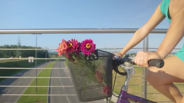 ZAMKNIJ: Młoda kobieta jeździ na rowerze uśmiecha się po otrzymaniu pięknych kwiatów. - Materiał filmowy, wideo