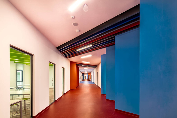 Okul, eğitim ve öğrenim kavramı - boş okul koridoru - Fotoğraf, Görsel