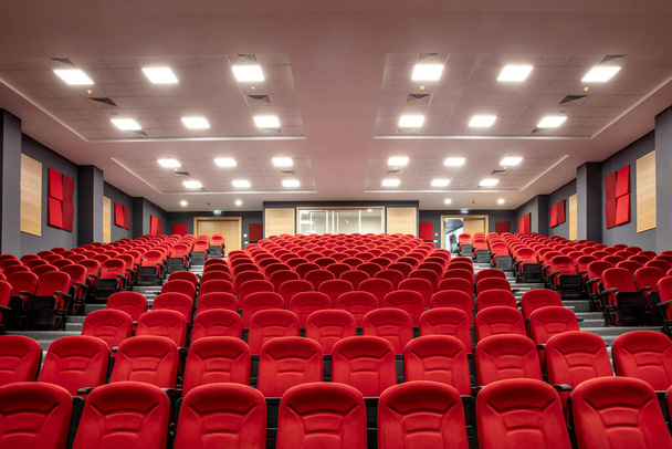  Elokuvateatteri (elokuvateatteri), jossa on punaiset istuimet, tyhjä auditorio. Istanbul, Turkki. - Valokuva, kuva
