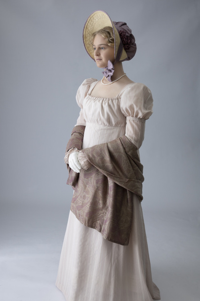 Nuori Regency nainen yllään vaaleanpunainen puku ja helmi kaulakoru  - Valokuva, kuva