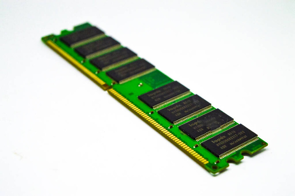 Módulos de memória RAM isolados no fundo branco
 - Foto, Imagem
