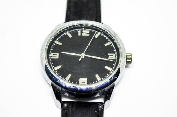 Schwarze Armbanduhr auf weißem Hintergrund. - Foto, Bild