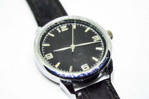 Schwarze Armbanduhr auf weißem Hintergrund. - Foto, Bild