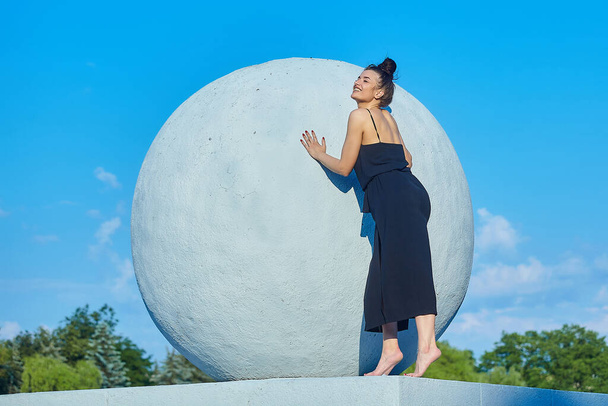 beautiful girl poses with a large balloon against the sky. - Foto, Bild