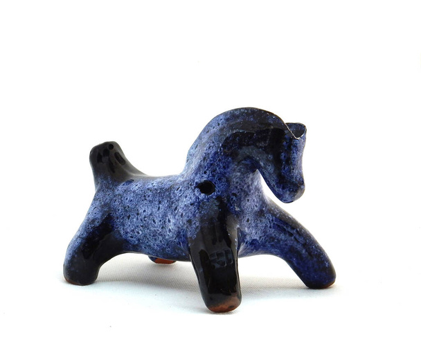 niebieski koń, gwizdek gliniany od wylewania ceramiki izolowanej na białym tle. Wysokiej jakości zdjęcie - Zdjęcie, obraz