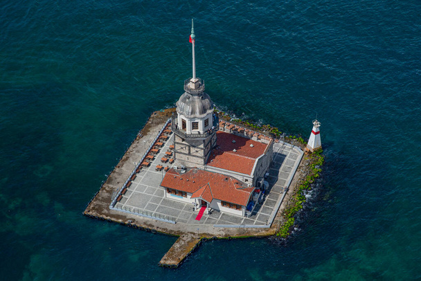 Bakire Kulesi Havadan Çekim. Uskudar İstanbul / Kiz Kulesi 'ndeki Bakire Kulesi Hava Helikopteri Görünümü - Fotoğraf, Görsel