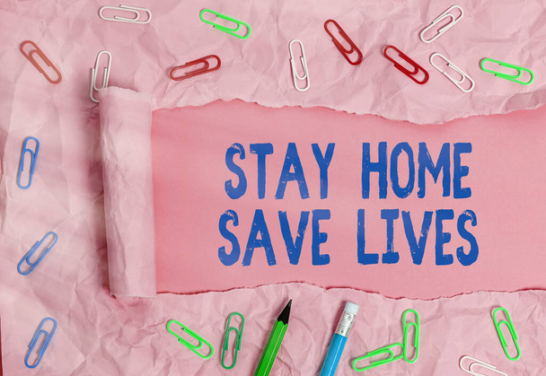 Conceptueel handschrift met Stay Home Save Lives. Zakelijke foto showcasing vermindert het aantal geïnfecteerde patiënten door niet verlaten van het huis Gewalst gescheurd karton boven een houten klassieker - Foto, afbeelding