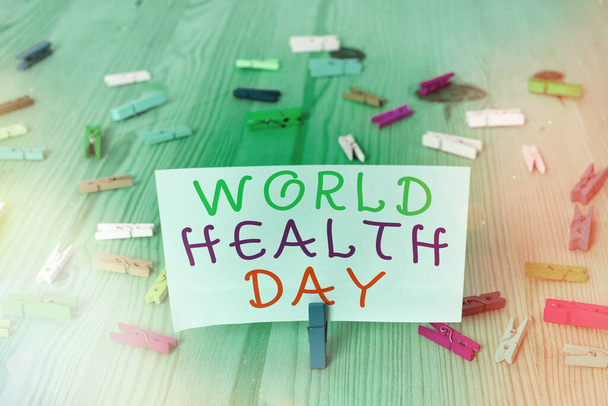 Konzeptionelle Handschrift zum Weltgesundheitstag. Business-Foto präsentiert globalen Tag des Gesundheitsbewusstseins gefeiert jedes Jahr am 7. April Farbige zerknüllte Rechteck-Form Papier hellblauer Hintergrund. - Foto, Bild