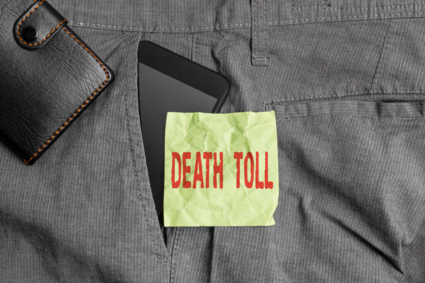 Death Toll 'u yazan el yazısı. Konsept, pantolonun ön cebindeki bir akıllı telefon cihazı ve cüzdan ve not kağıdından kaynaklanan ölümlerin sayısı. - Fotoğraf, Görsel
