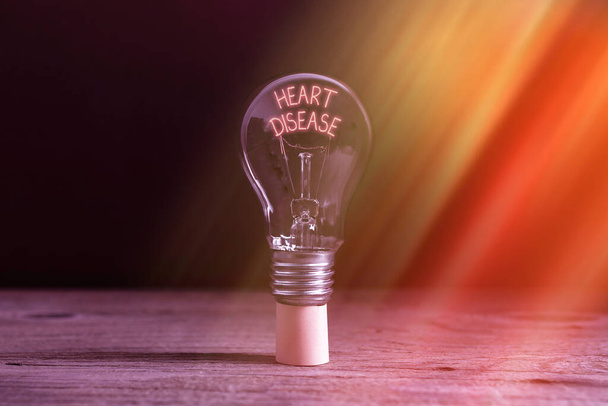 心疾患を書く手書きテキスト。概念的な意味心臓や血管に影響を与える病気の種類現実的な色のヴィンテージ電球、アイデアのサインソリューション思考の概念. - 写真・画像