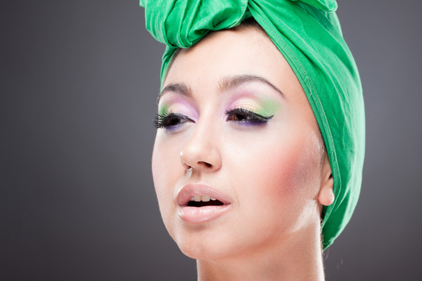 Romantic pin-up girl with green scarf on head and bright makeup - Foto, afbeelding
