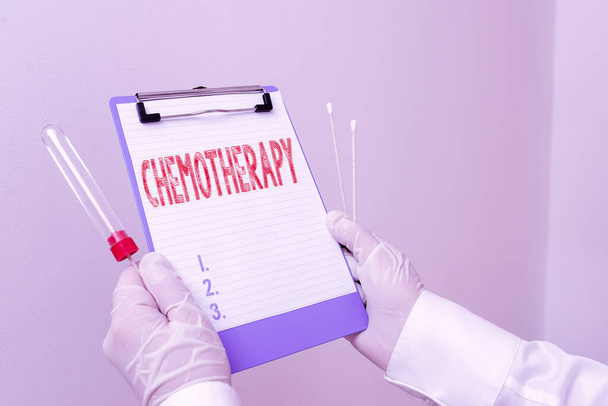 Znak tekstowy pokazujący chemioterapię. Zdjęcie koncepcyjne leczenia choroby za pomocą substancji chemicznych Laboratoryjna próbka krwi wykazana w celu uzyskania wyniku diagnostyki medycznej. - Zdjęcie, obraz