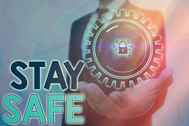 Stay Safe 'i gösteren bir not yazıyorum. İş fotoğrafı gösterimi tehlike, zarar ya da makalelerin saklanacağı yer tehdidinden güvende web veri bilgi güvenlik uygulama sistemi için grafiksel asma kilit. - Fotoğraf, Görsel