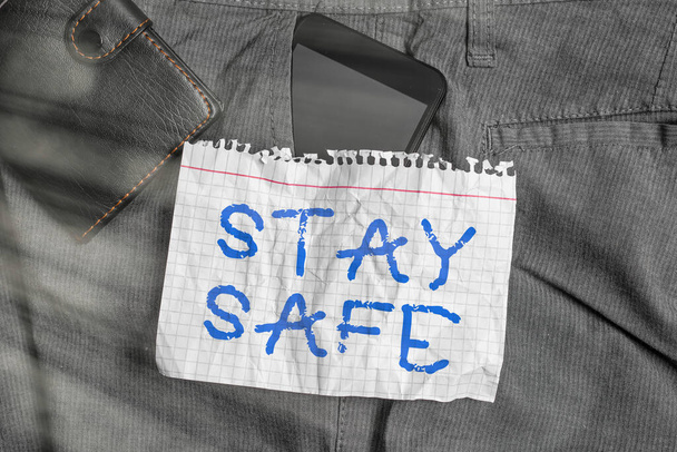 テキストを書くことは安全です。危険、害や記事を維持する場所の脅威から保護するためのビジネスコンセプト財布やメモ用紙とズボンのフロントポケット内のスマートフォンデバイス. - 写真・画像