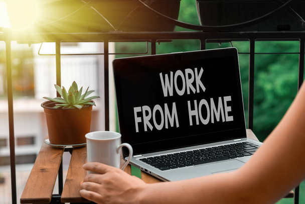 Znak tekstowy pokazujący Work From Home. Koncepcyjne zdjęcie komunikujące się z firmą głównie z domu elastycznie Osobisty przegląd miejsca pracy z urządzeniem laptopowym używanym do indywidualnego zainteresowania. - Zdjęcie, obraz