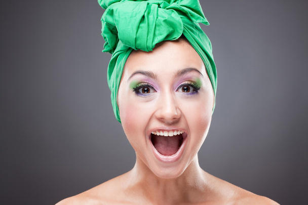 boldog mosolygó nő fején zöld kendő - Fotó, kép