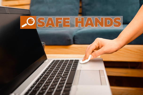 Az sms-ben az áll, hogy "Biztonságos kéz". Fogalmi fotó Biztosítása a sterilitás és tisztaság a kezek fertőtlenítés Szennyezés belül elektronikus modulok felületek ellenőrzött fertőtlenítőszer. - Fotó, kép