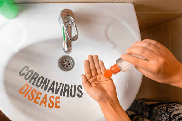 コロナウイルス病を示すテキスト記号。新しいウイルスによって引き起こされる病気として定義された概念的な写真SARSCoV2除染と細菌の増殖を最小限に抑える手洗い手順. - 写真・画像